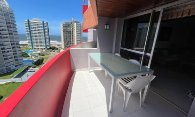 Apartamento de 2 dormitorios con amplia planta en venta en edificio Scorpio, Punta del Este.