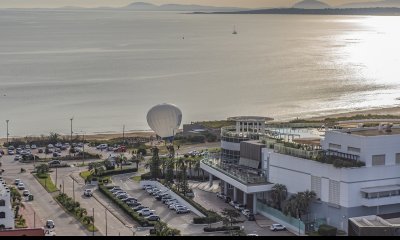 Piso alto con vistas panoramicas de Playa Mansa.