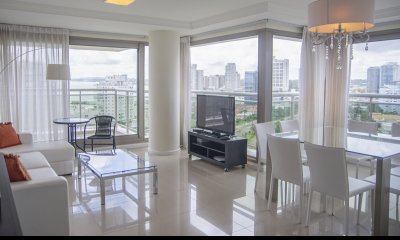 Apartamento de 2 dormitorios a pasos del Mar en torre Imperiale, Punta del Este.
