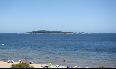 Pent-house con azotea propia, parrillero y 2 dormitorios en Acapulco, Punta del Este.