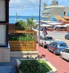 Apartamento reciclado con patio y parrillero propio en venta en edificio De La Ensenada, Punta del Este.