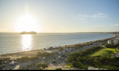 Apartamento en torre Aquarela 3 dormitorios en venta frente al mar, Punta del Este.