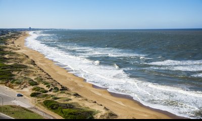 Espectacular departamento en venta con vista al mar y 3 dormitorios mas servicio en Punta del Este.