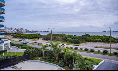 Apartamento en venta de 3 dormitorios en Beverly Tower, Punta del Este.