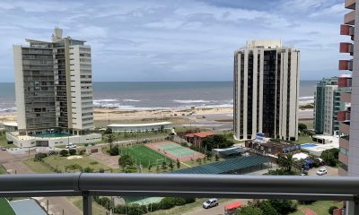 Apartamento en venta de 3 dormitorios en South Beach, Punta del Este.