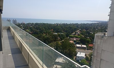 Apartamento en venta de 3 dormitorios en torre Gaudi, Punta del Este.