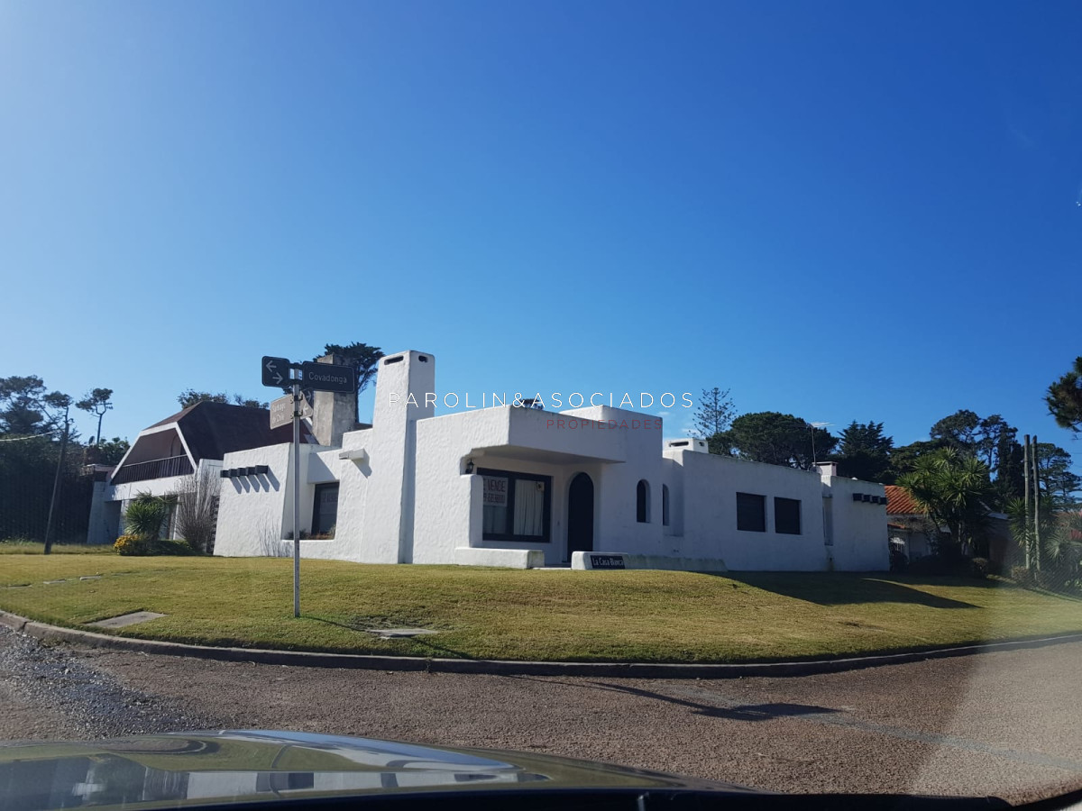 hermosa casa en venta a pasos de playa mansa, punta del este. - jpa5640c