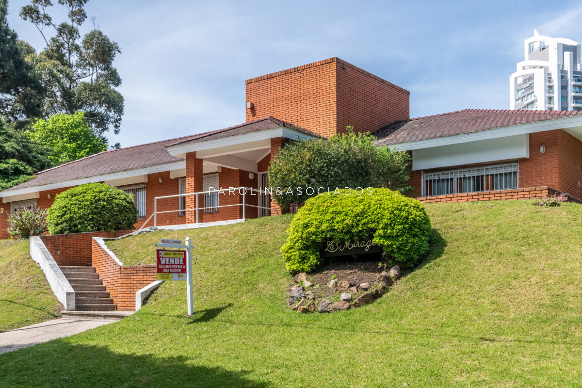 Vendemos espectacular casa de 4 dormitorios en Playa Mansa, Punta del este