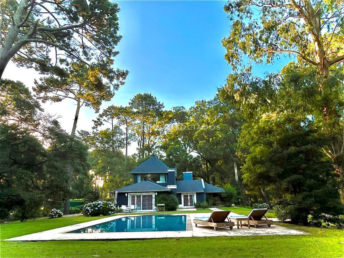 Vende casa de 4 dormitorios en Pinares, Punta del Este