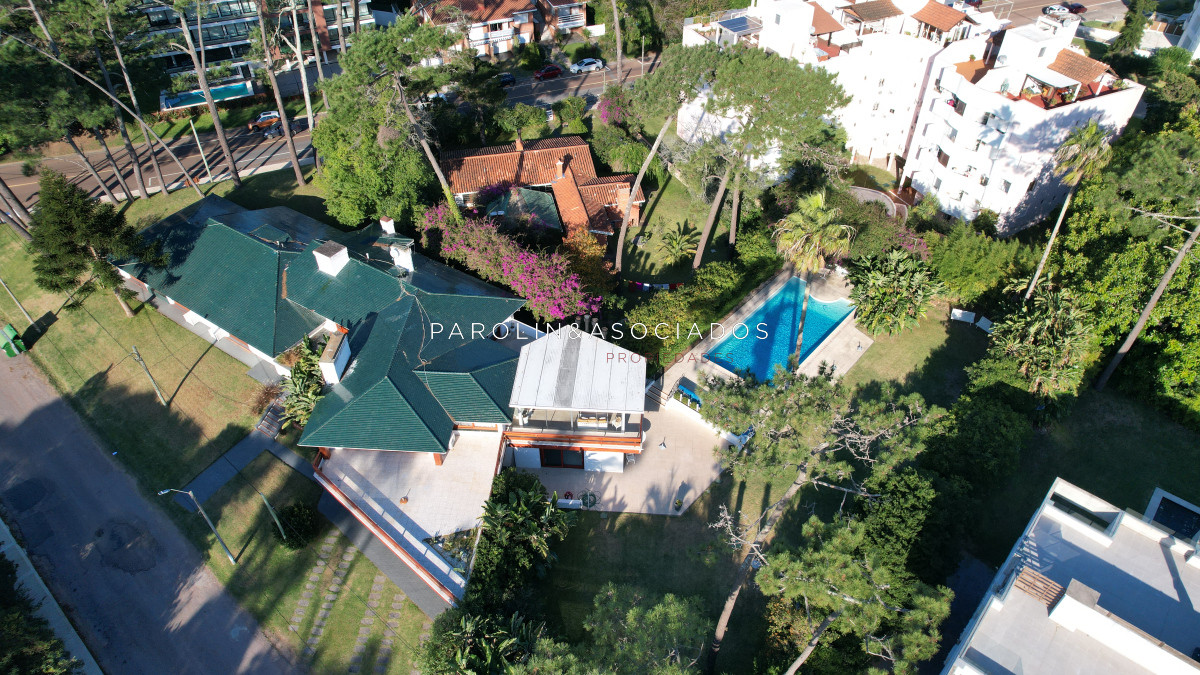 Casa en Venta de 5 Dormitorios en Playa Mansa, Punta del Este