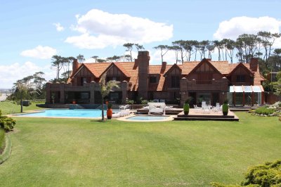Casa de 7 dormitorios en primera linea de la mansa Punta del Este