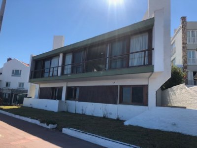 Casa en venta de 4 dormitorios frente al mar, Punta del Este.