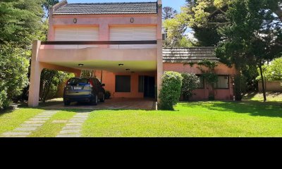 Casa en venta de 4 dormitorios en playa Brava, Punta del Este.