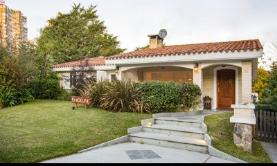 Hermosa casa en venta de 4 dormitorios en playa Mansa, Punta del Este.
