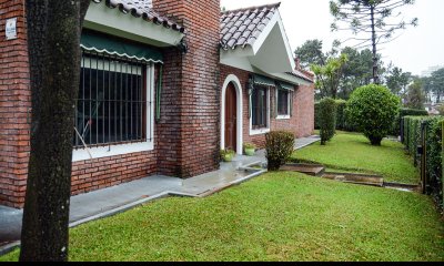 Excelente chalet en venta en zona residencial de 3 dormitorios en Lugano, Punta del Este.