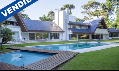 Espectacular mansión de 7 dorm + casa de caseros en venta en Playa Mansa, Punta del Este.