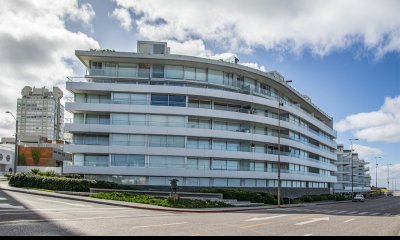 Apartamento en venta de 3 dormitorios en edificio Calypso, Punta del Este.