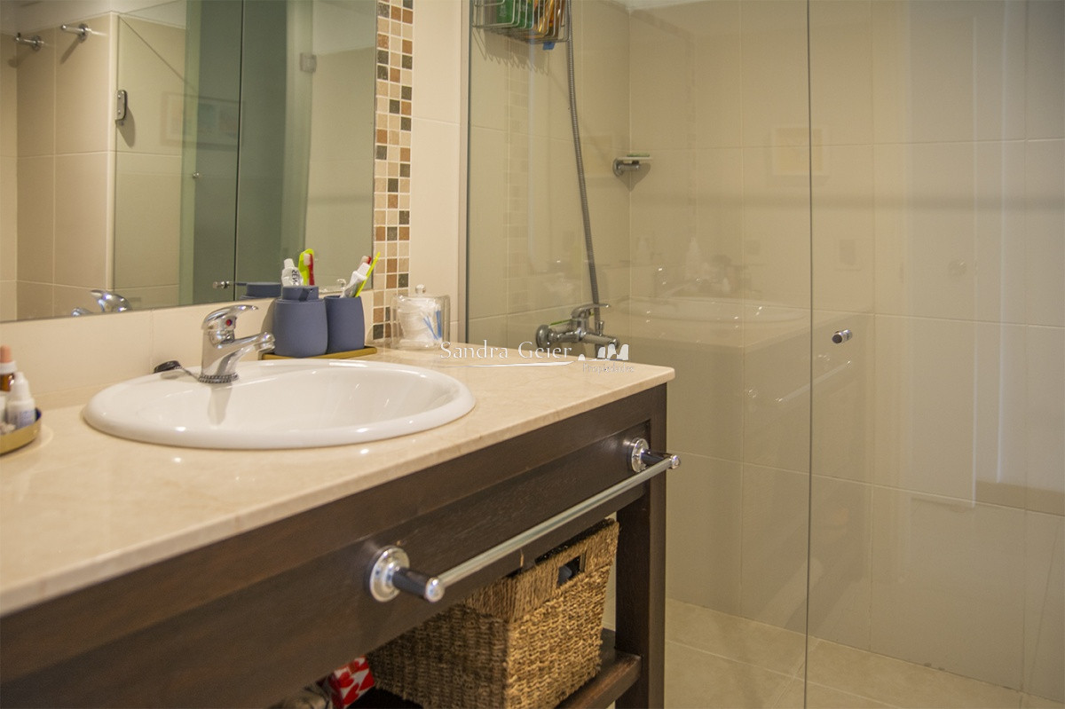 Apartamento ID.1704 - Oportunidad, apartamento en venta en Punta del Este de 3 dormitorios. Terraza con parrillero.