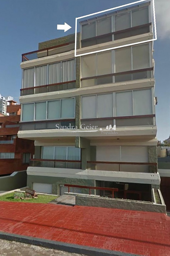 Apartamento ID.2184 - Departamento de 3 dormitorio con parrillero en venta , ultimo piso frente al mar, Punta del Este