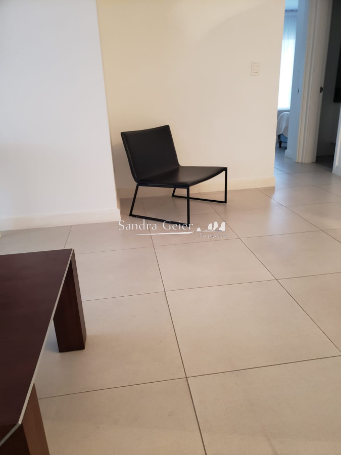 Apartamento ID.2947 -  PENINSULA Vende apartamento de 2 dormitorios en Punta del Este