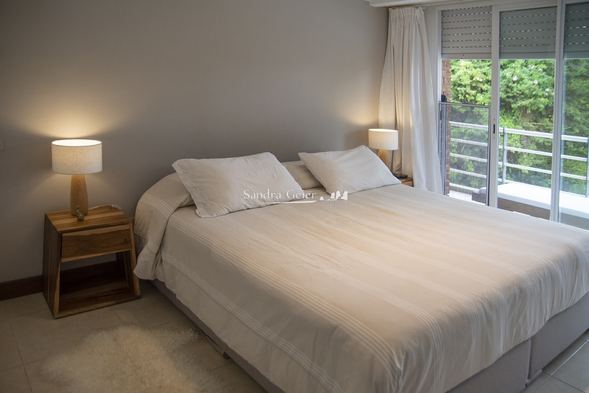 Apartamento ID.1704 - Oportunidad, apartamento en venta en Punta del Este de 3 dormitorios. Terraza con parrillero.