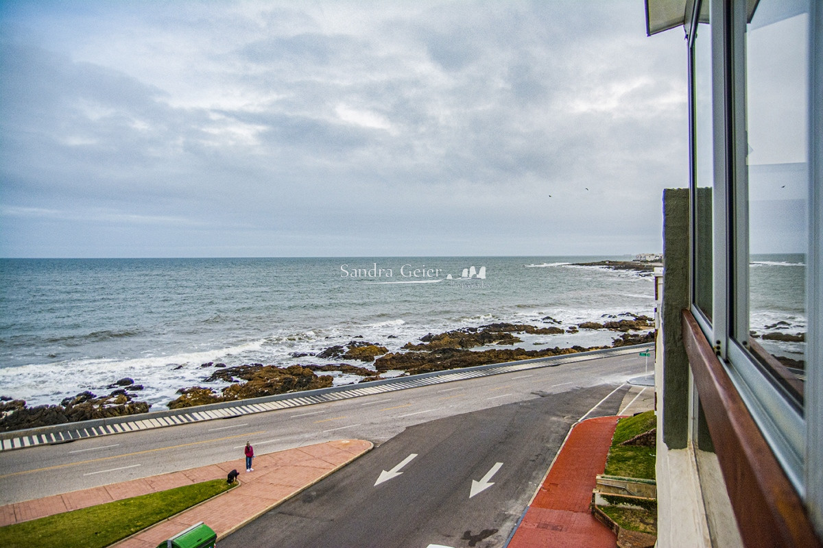 Apartamento ID.2184 - Departamento de 3 dormitorio con parrillero en venta , ultimo piso frente al mar, Punta del Este