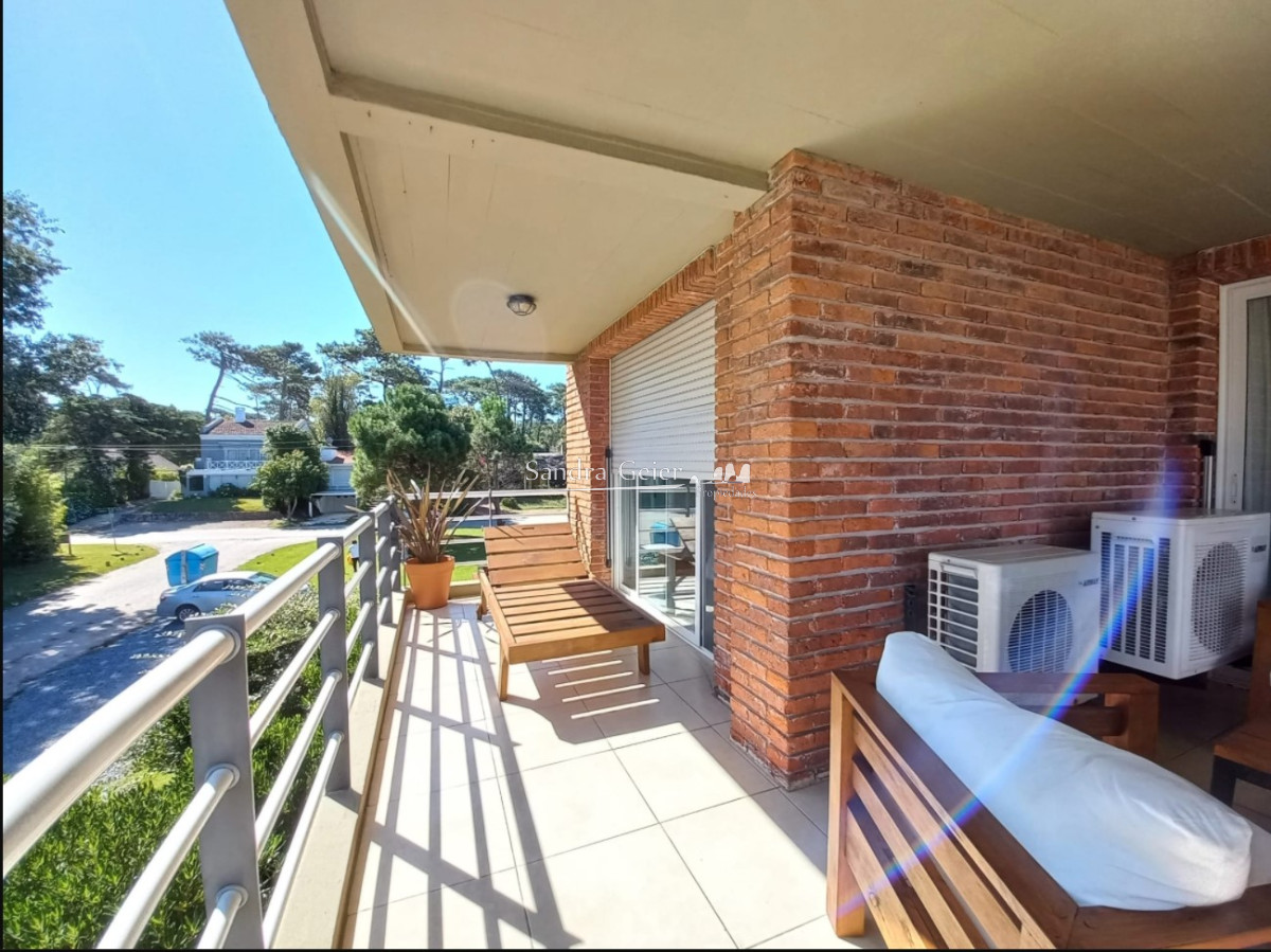 Apartamento ID.1704 - Oportunidad, apartamento en venta en Punta del Este de 3 dormitorios. Terraza con parrillero.