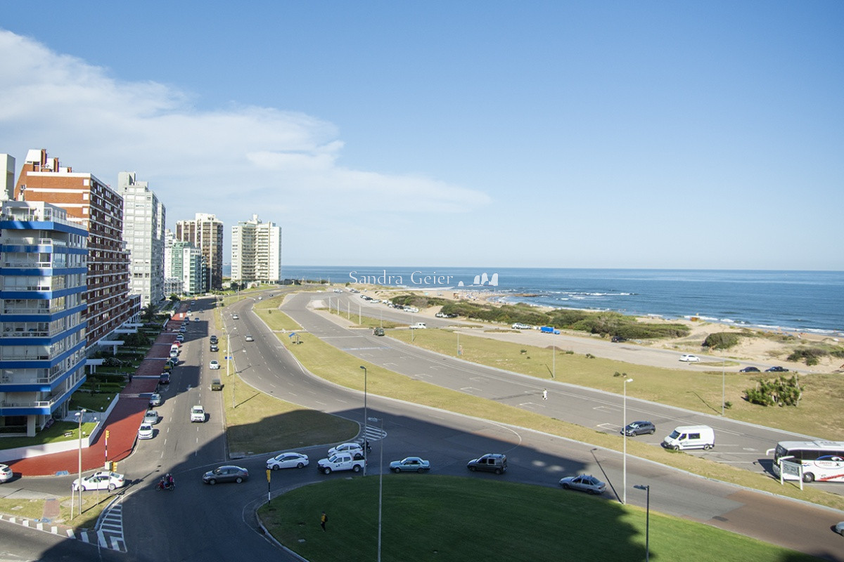 Apartamento ID.2038 - Vende apartamento de 3 dormitorios en Torre Imperiale I, Frente al mar, Punta del Este 
