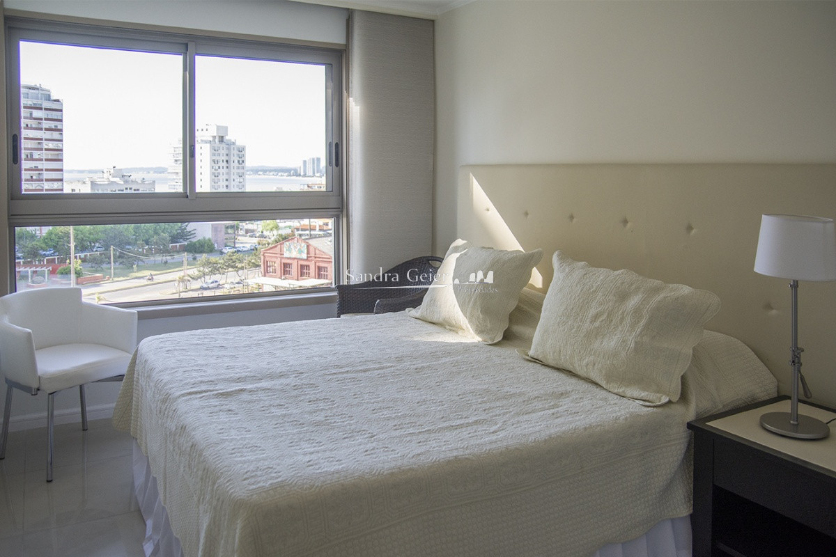 Apartamento ID.2038 - Vende apartamento de 3 dormitorios en Torre Imperiale I, Frente al mar, Punta del Este 