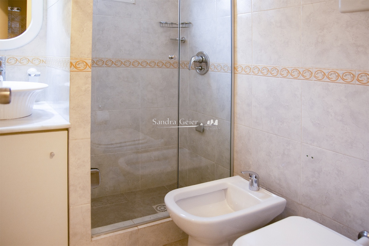 Apartamento ID.2184 - Departamento de 3 dormitorio con parrillero en venta , ultimo piso frente al mar, Punta del Este