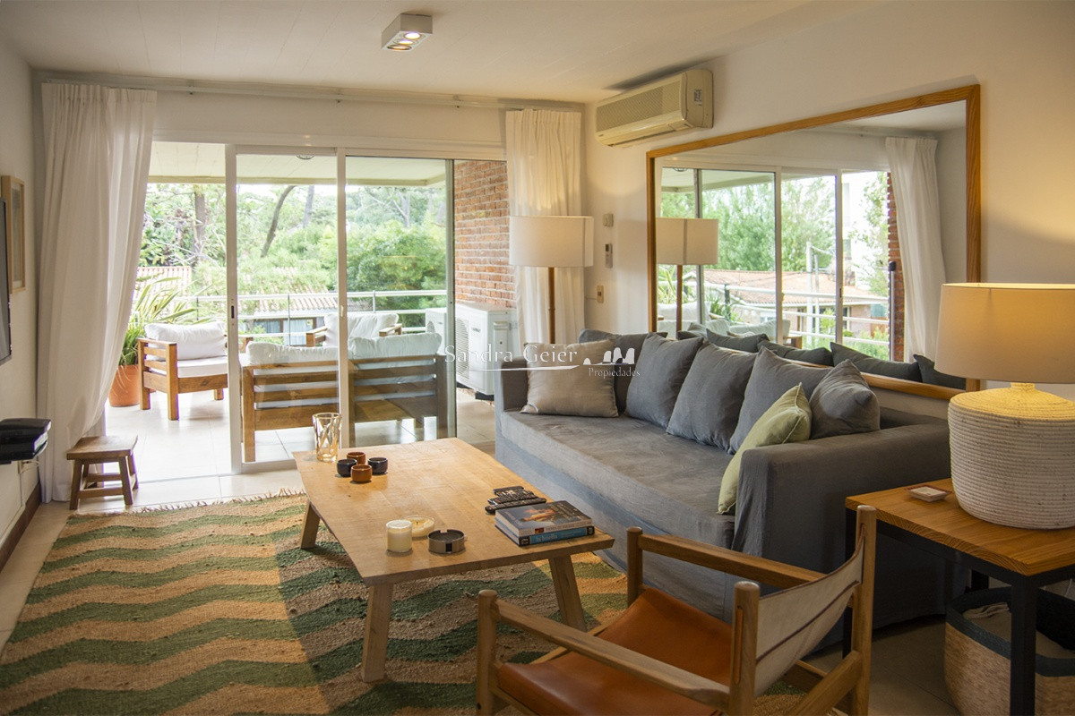 Apartamento ID.1704 - Oportunidad, apartamento en venta en Punta del Este de 3 dormitorios. Terraza con parrillero.