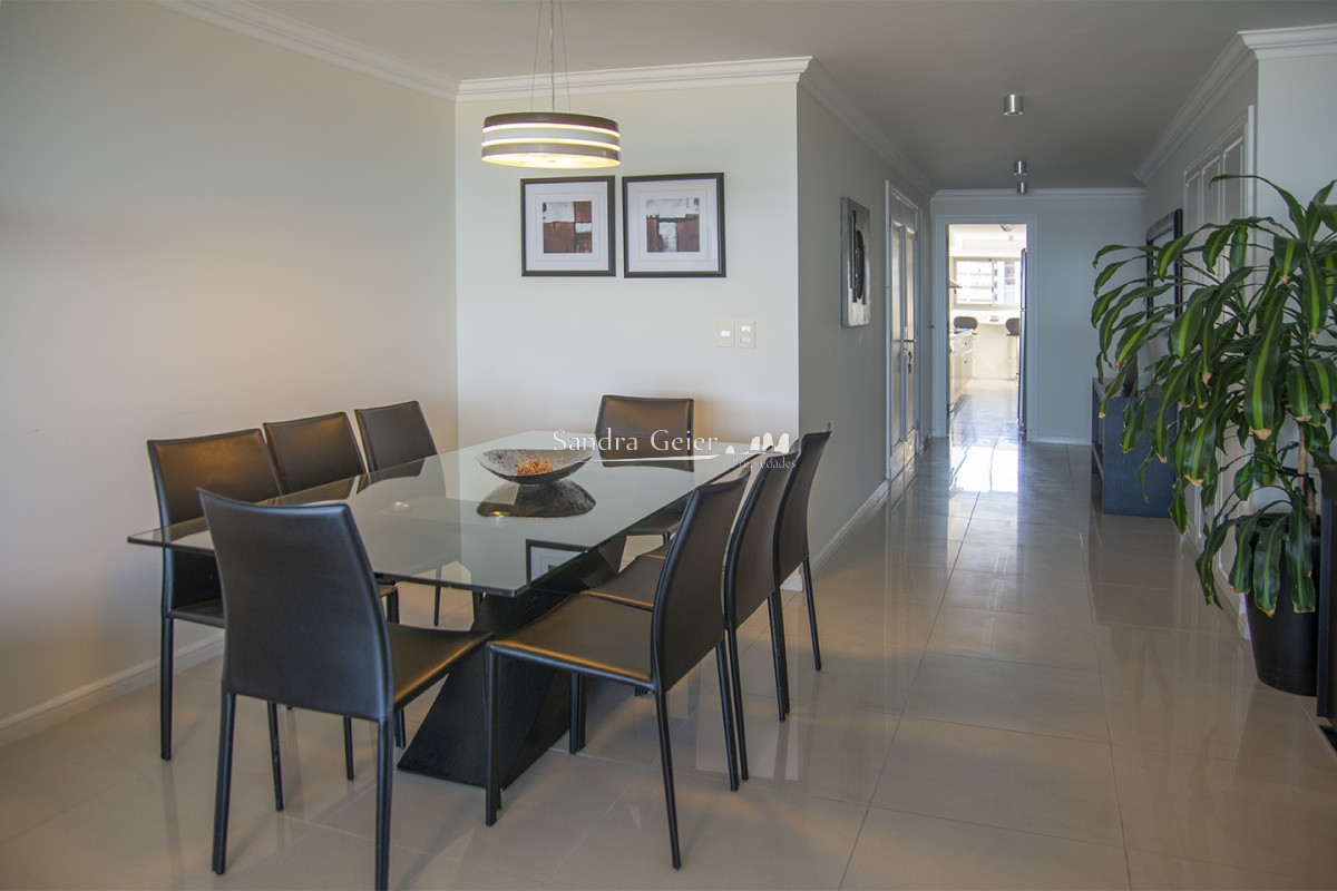 Apartamento ID.2038 - Vende apartamento de 3 dormitorios en Torre Imperiale I, Frente al mar, Punta del Este 