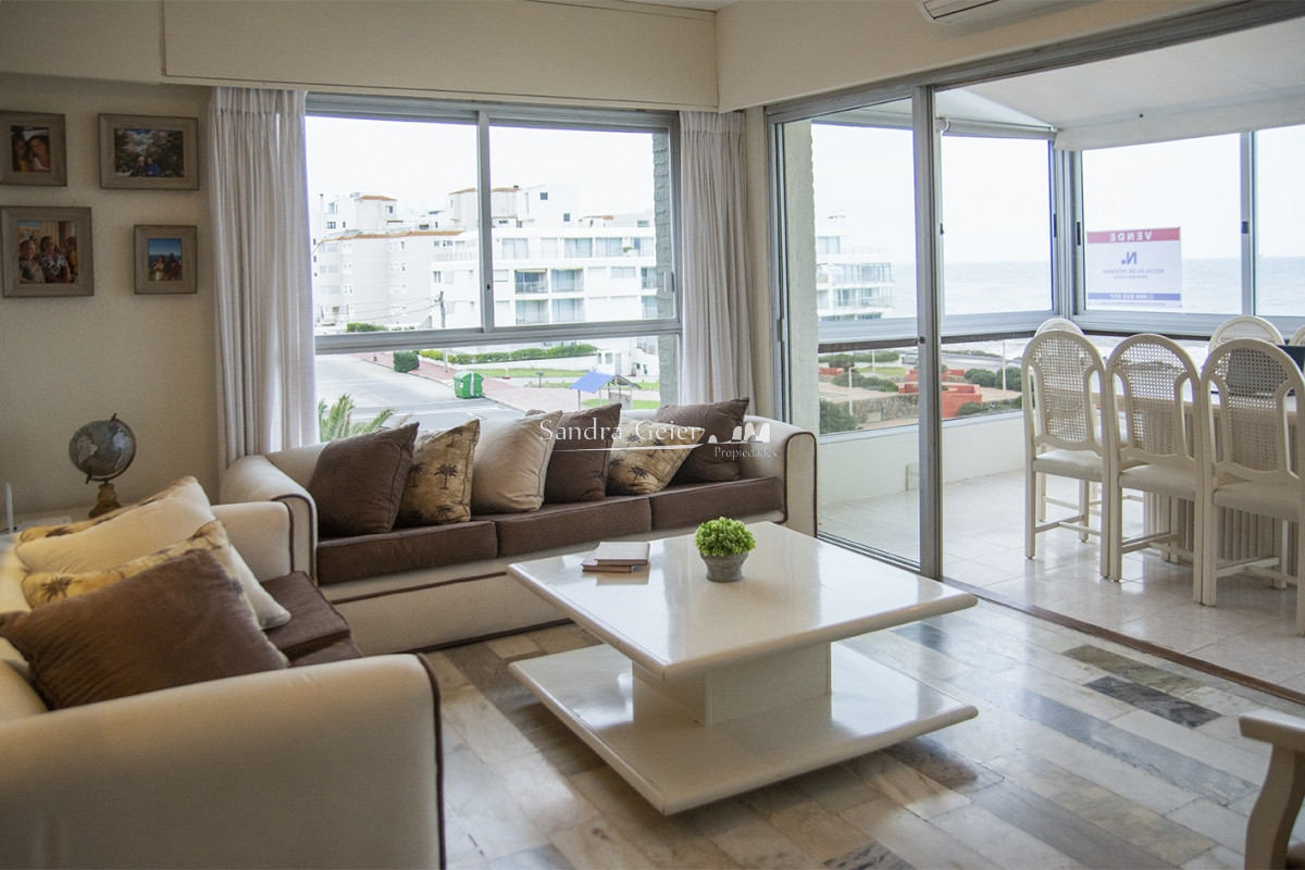 Apartamento ID.2184 - Departamento de 3 dormitorio con parrillero en venta , ultimo piso frente al mar, Punta del Este