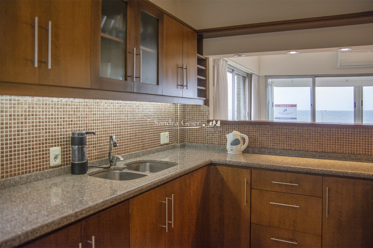 Apartamento ID.2184 - Departamento de 3 dormitorio con parrillero en venta , ultimo piso frente al mar, Punta del Este