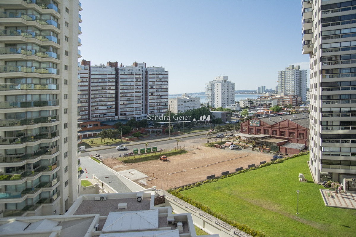 Apartamento ID.2038 - Vende apartamento de 3 dormitorios en Torre Imperiale I, Frente al mar, Punta del Este 