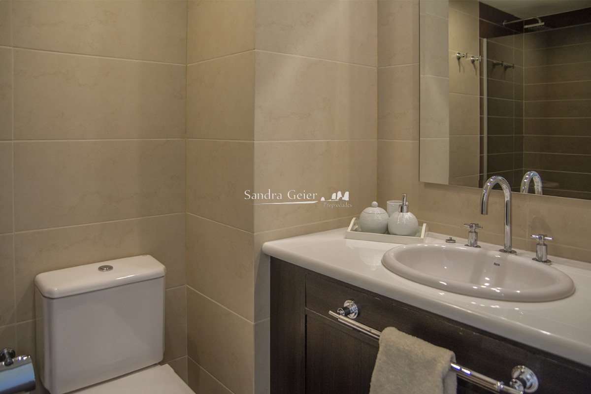 Apartamento ID.2038 - Vende apartamento de 3 dormitorios en Torre Imperiale I, Frente al mar, Punta del Este 