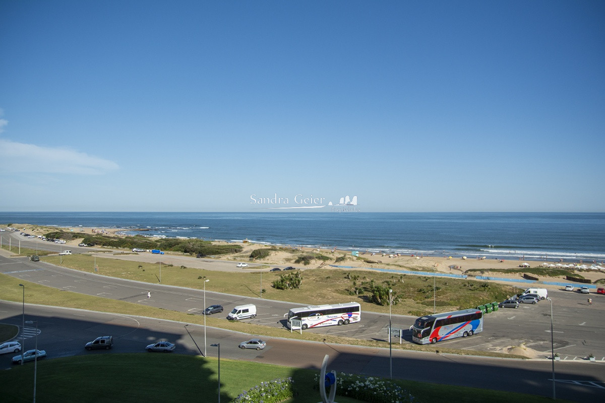 Apartamento ID.2038 - Vende apartamento de 3 dormitorios en Torre Imperiale I, Frente al mar, Punta del Este 