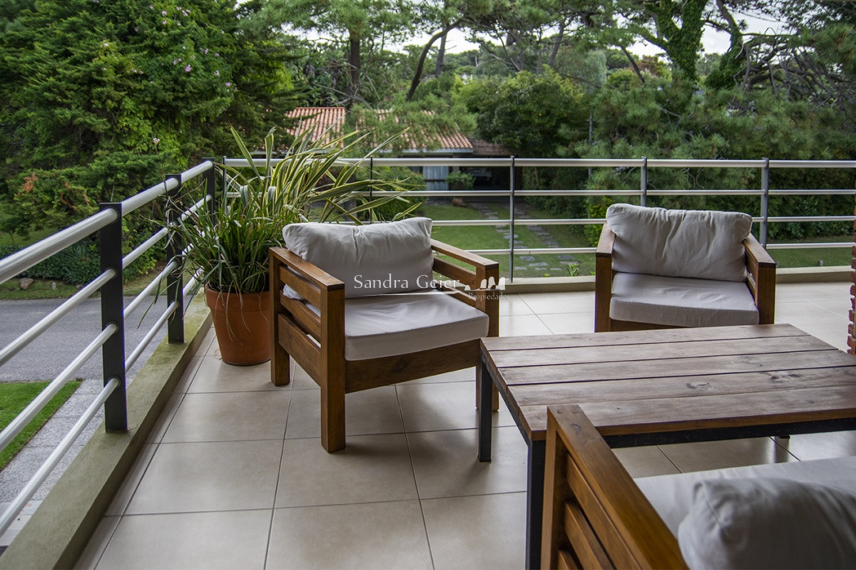 Apartamento ID.1704 - Oportunidad, apartamento en venta en Punta del Este de 3 dormitorios. Terraza con parrillero.