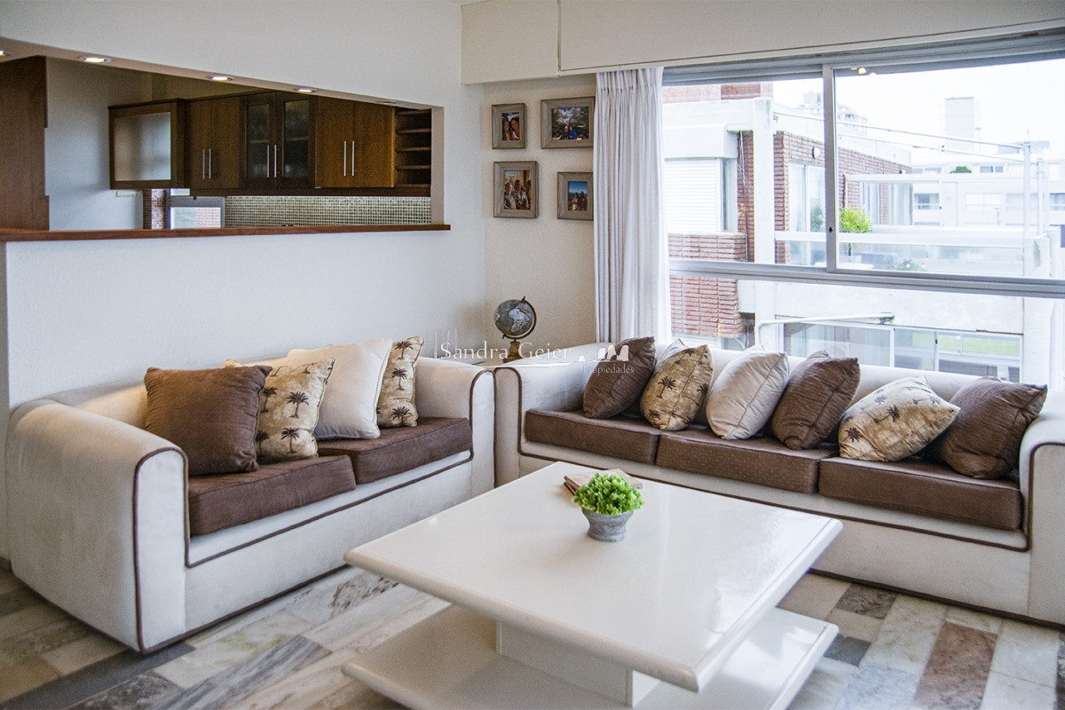 Apartamento ID.2184 - Departamento de 3 dormitorio con parrillero en venta , ultimo piso frente al mar, Punta del Este