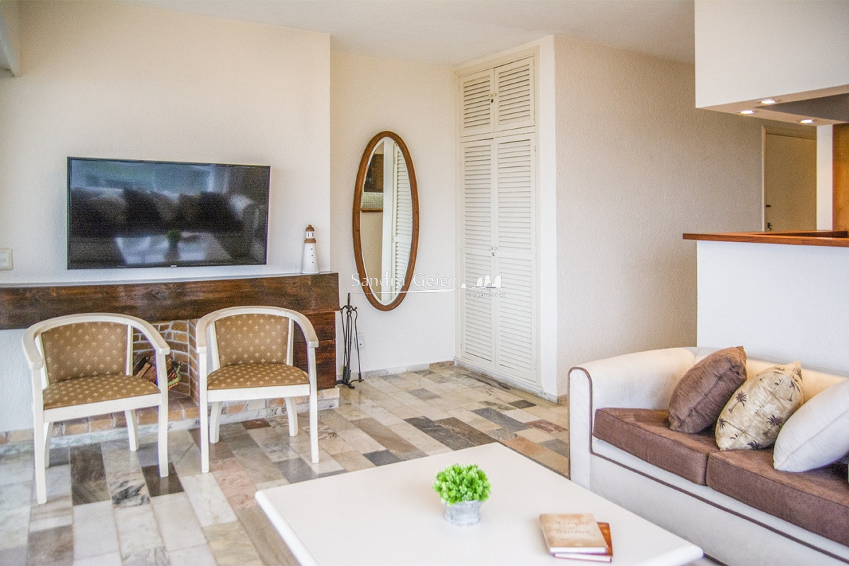 Apartamento ID.2184 - Departamento de 3 dormitorio con parrillero en venta , ultimo piso frente al mar, Punta del Este