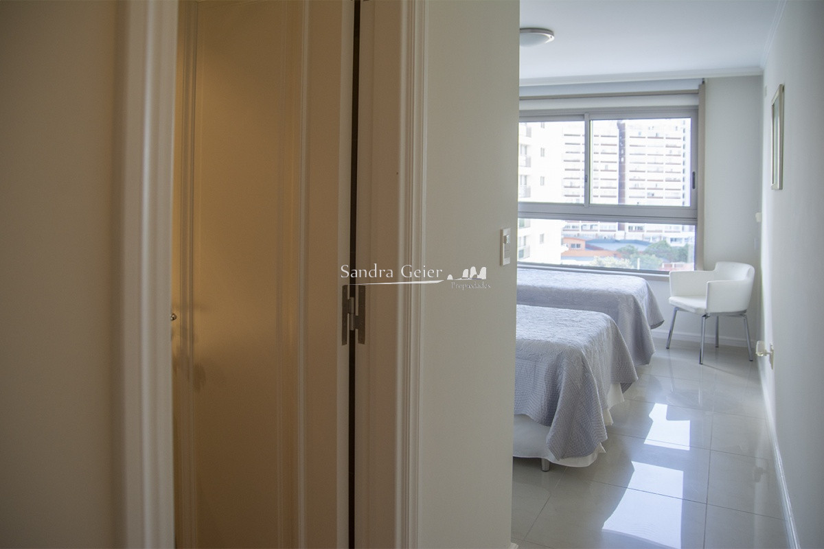 Apartamento ID.2038 - Vende apartamento de 3 dormitorios en Torre Imperiale I, Frente al mar, Punta del Este 
