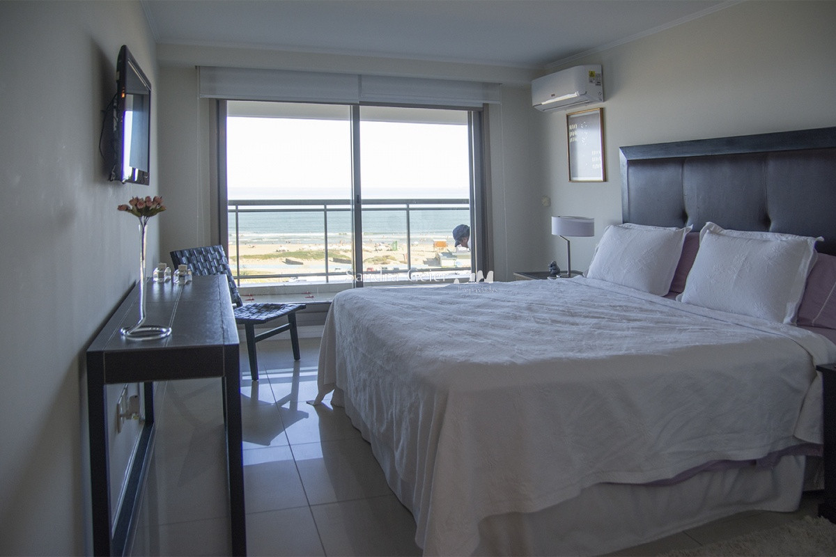 Apartamento ID.2038 - Vende apartamento de 3 dormitorios en Torre Imperiale I, Frente al mar, Punta del Este 
