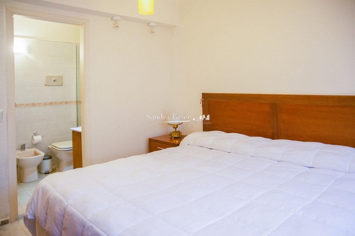 Apartamento ID.2184 - Departamento de 3 dormitorio con parrillero en venta , ultimo piso frente al mar, Punta del Este