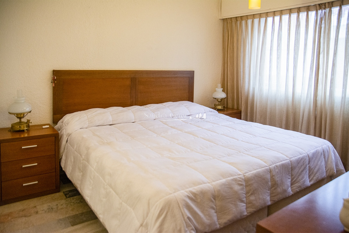 Apartamento ID.2184 - Departamento de 3 dormitorio con parrillero en venta , ultimo piso frente al mar, Punta del Este