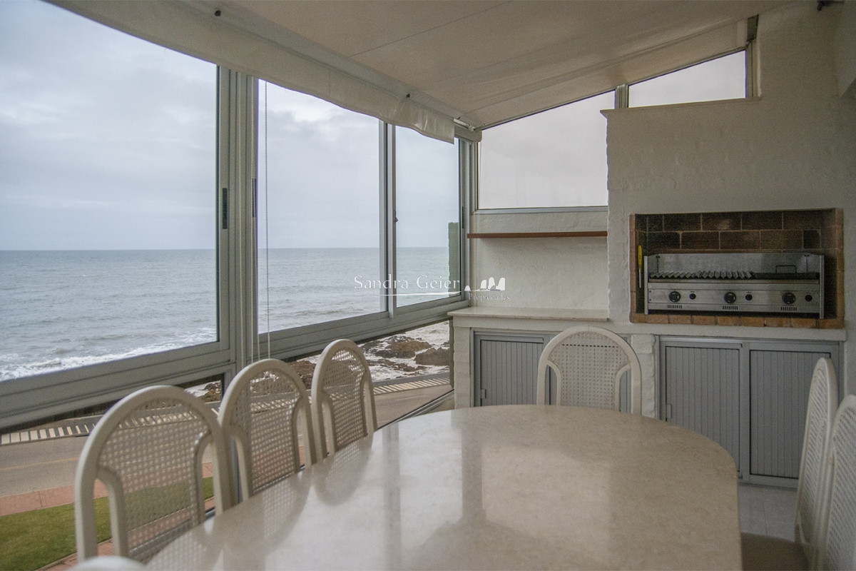 Apartamento ID.2184 - Departamento de 3 dormitorio con parrillero en venta , ultimo piso frente al mar, Punta del Este