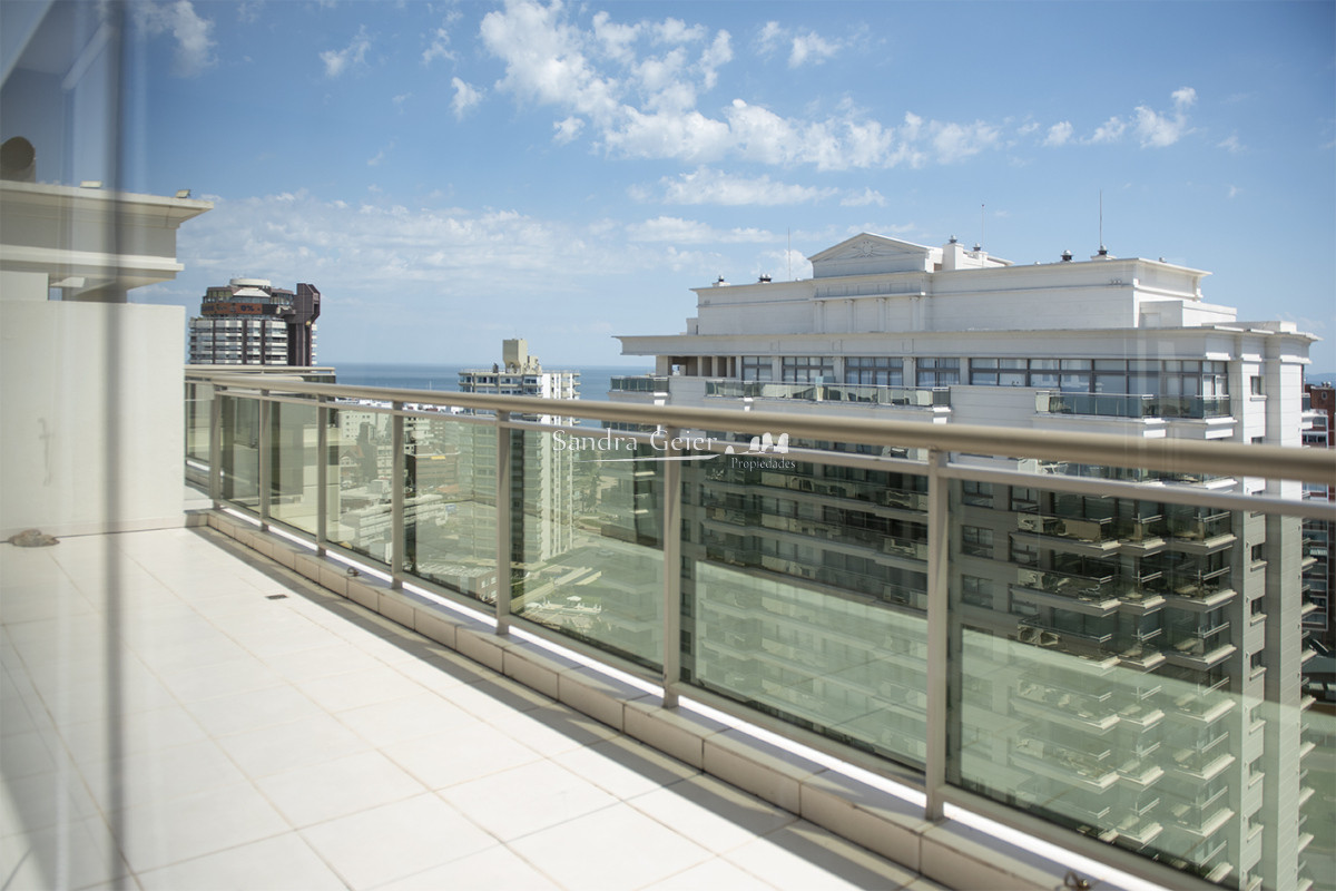 Apartamento ID.2980 - Hermoso Pent-house en torre Imperiale ,venta en zona de la Brava.