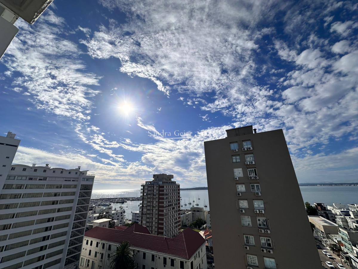 Apartamento ID.2947 -  PENINSULA Vende apartamento de 2 dormitorios en Punta del Este