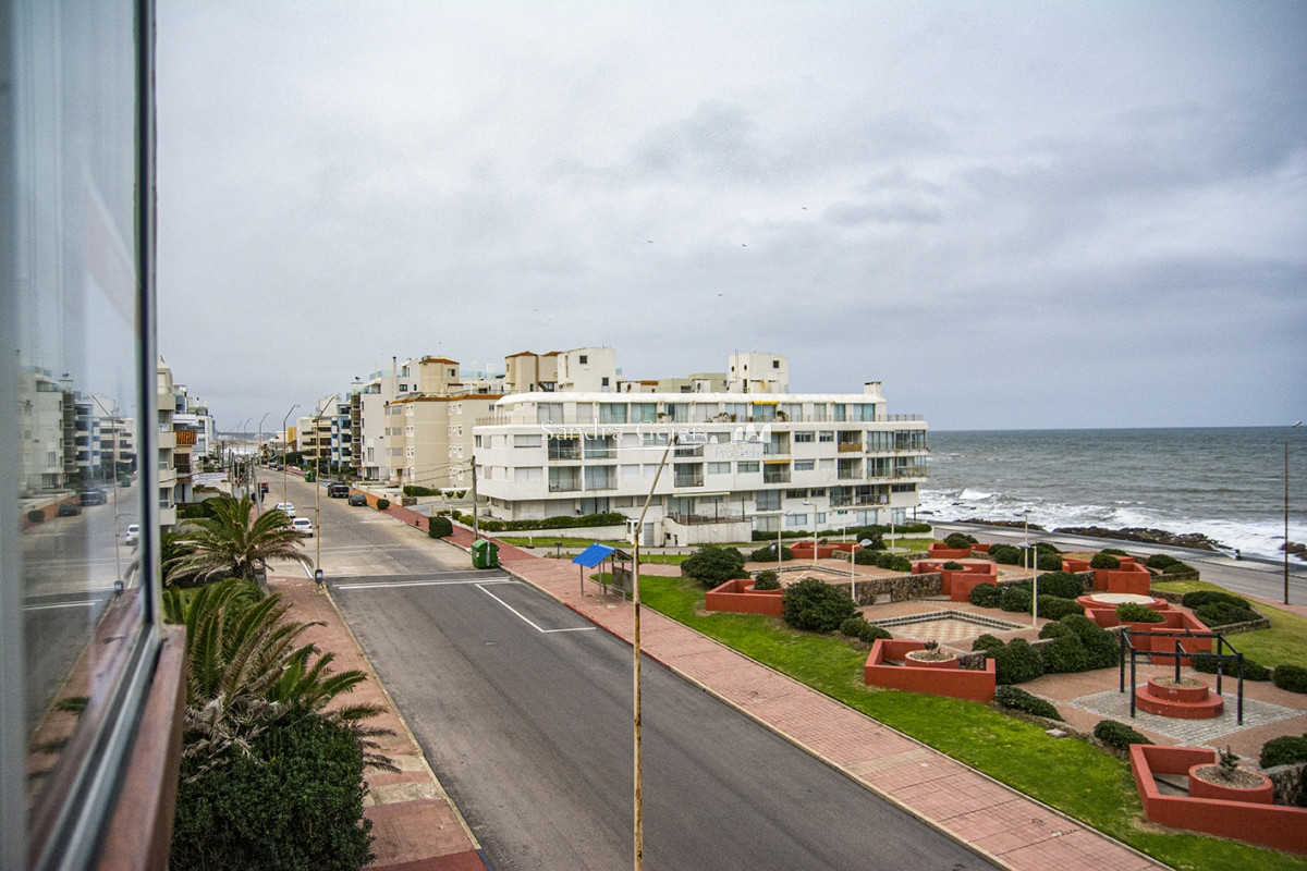 Apartamento ID.2184 - Departamento de 3 dormitorio con parrillero en venta , ultimo piso frente al mar, Punta del Este
