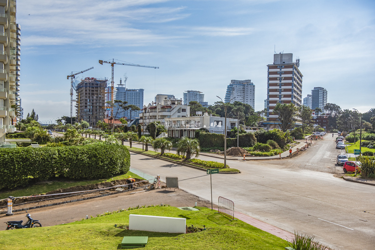 Apartamento ID.2965 - Vende departamento de 3 dormitorios en Ocean Tower, Punta del Este 