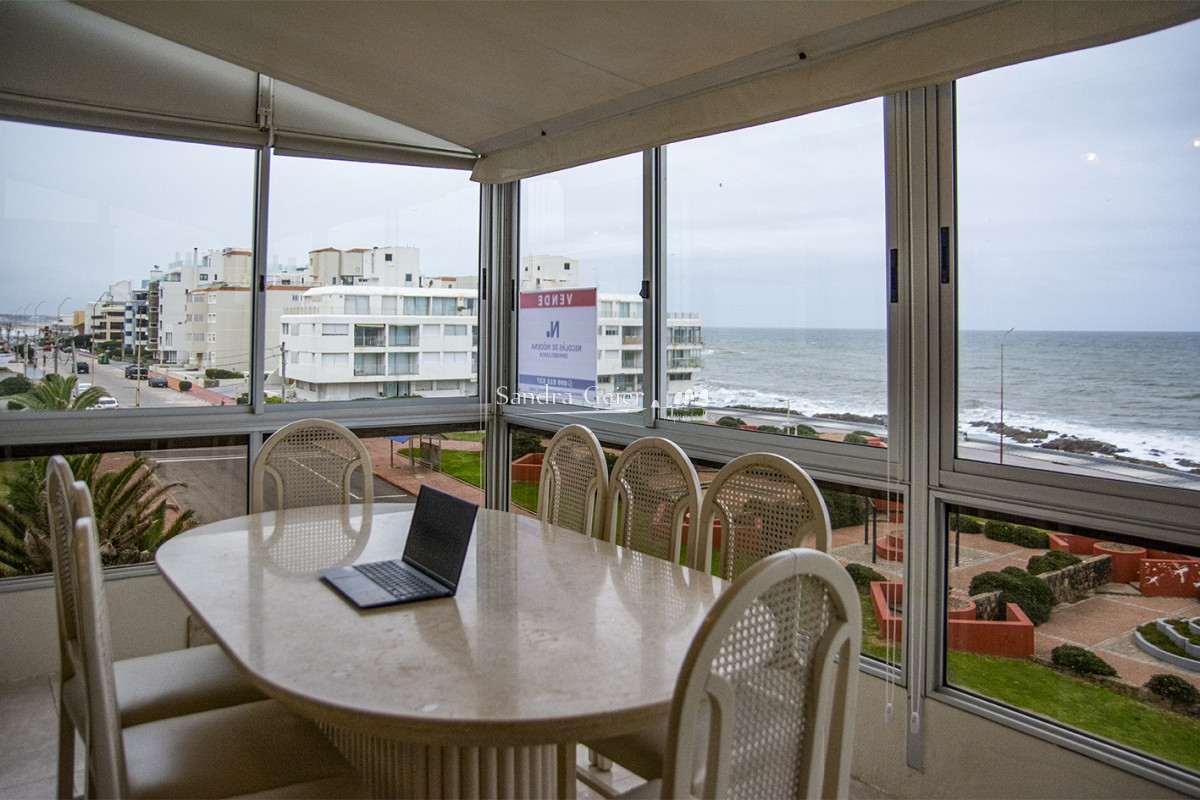 Apartamento ID.2184 - Departamento de 3 dormitorio con parrillero en venta , ultimo piso frente al mar, Punta del Este